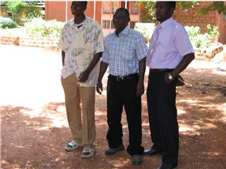 papa et ses collegues de travail à BURKINA